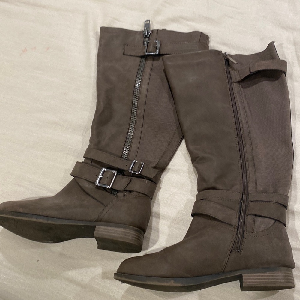 Gray boots 7W